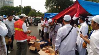 Demo 2 Desember, Masyarakat Bagikan Makanan Gratis Pendemo