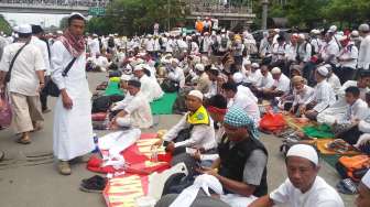 Massa Demo 2 Desember Buat Saf Salat Jumat di MH Thamrin