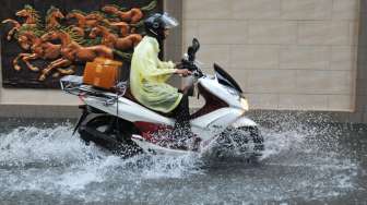 Lima Hal Penting Merawat Sepeda Motor Saat Musim Hujan, Nomor 3 Agar Tidak Tergelincir