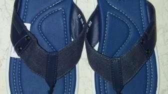 Akhirnya Jokowi Beberkan Kenapa Pilih Sandal Biru