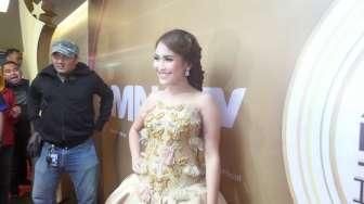 Ayu Ting Ting Jual Mobil Alphard, Rambutnya Masih Basah Loh