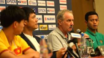 Alfred Riedl dan pelatih tim nasional Vietnam Nguyen Huu Thang di Hanoi, Vietnam, Selasa (6/12/2016).