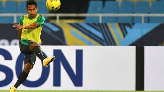 Pesepak bola tim nasional Indonesia pada sesi latihan resmi dan uji coba lapangan di Stadion Nasional My Dinh, Hanoi, Vietnam, Selasa (6/12/2016).