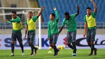 Pesepak bola tim nasional Indonesia pada sesi latihan resmi dan uji coba lapangan di Stadion Nasional My Dinh, Hanoi, Vietnam, Selasa (6/12/2016).