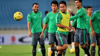 Pesepak bola tim nasional Indonesia pada sesi latihan resmi dan uji coba lapangan di Stadion Nasional My Dinh, Hanoi, Vietnam, Selasa (6/12/2016).