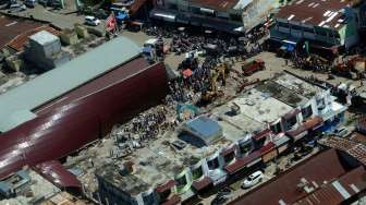 Tim SAR gabungan berusaha mengevakuasi puing-puing dan mencari korban yang tertimpa bangunan di Pasar Tringgadeng, Pidie Jaya, Aceh, Kamis (8/12/16).