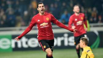 Gelandang Manchester United Henrikh Mkhitaryan merayakan golnya ke gawang FC Zorya. Sergei SUPINSKY / AFP