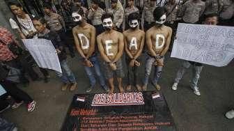 Mereka menuntut agar kepolisian membebaskan semua aktivis pejuang rakyat.