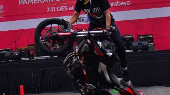 Aksi Stunt Rider Hibur Masyarakat di Pameran Otomotif 2016