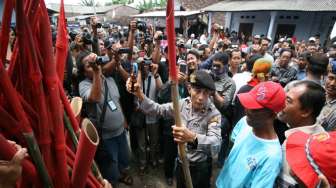 Razia Eks Lokalisasi, Aparat Sita Bambu Runcing dan Bom Molotov