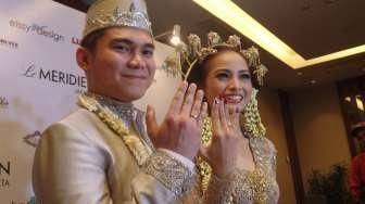 Pasangan pengantin baru Vicky Kharisma dan Acha Septriasa, Minggu (11/12/2016), di Hotel Le Meridien, Jakarta. [Suara.com/Ismail]