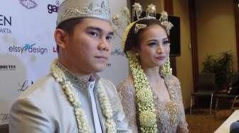 Pasangan pengantin baru Vicky Kharisma dan Acha Septriasa, Minggu (11/12/2016), di Hotel Le Meridien, Jakarta. [Suara.com/Ismail]