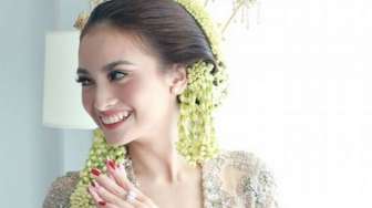 Awas Baper! Inilah Deretan Foto Nikah Acha Septriasa