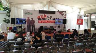 Nonton Bareng Sidang Ahok di Rumah Lembang Sepi