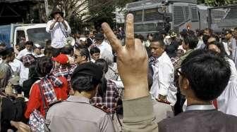 Massa pro Ahok melakukan aksi demi mengawal sidang perdana kasus penodaan agama dengan terdakwa Basuki Tjahaja Purnama (Ahok) di Pengadilan Negeri (PN) Jakarta Pusat, Selasa (13/12/2016). [Suara.com/Kurniawan Mas'ud]