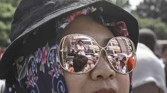 Massa pro Ahok melakukan aksi demi mengawal sidang perdana kasus penodaan agama dengan terdakwa Basuki Tjahaja Purnama (Ahok) di Pengadilan Negeri (PN) Jakarta Pusat, Selasa (13/12/2016). [Suara.com/Kurniawan Mas'ud]