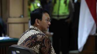 Pakai Baju Batik, Ahok Hadiri Sidang Pembacaan Putusan Sela Hakim