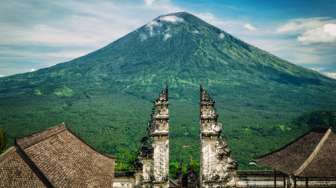 Warga di Zona Bahaya Gunung Agung Mulai Mengungsi