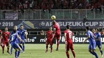 Penampilan timnas Indonesia saat berhadapan dengan Thailand dalam laga leg pertama final Piala AFF 2016 di Stadion Pakansari, Kabupaten Bogor, Jawa Barat, Rabu (14/12/2016). [Suara.com/Kurniawan Mas'ud]