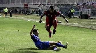 Penampilan timnas Indonesia saat berhadapan dengan Thailand dalam laga leg pertama final Piala AFF 2016 di Stadion Pakansari, Kabupaten Bogor, Jawa Barat, Rabu (14/12/2016). [Suara.com/Kurniawan Mas'ud]