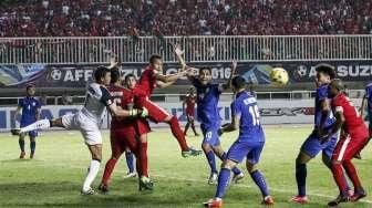 Penampilan timnas Indonesia saat berhadapan dengan Thailand dalam laga leg pertama final Piala AFF 2016 di Stadion Pakansari, Kabupaten Bogor, Jawa Barat, Rabu (14/12/2016). [Suara.com/Kurniawan Mas'ud]