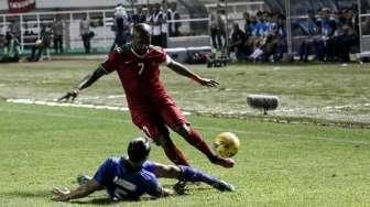 Penampilan timnas Indonesia saat berhadapan dengan Thailand dalam laga leg pertama final Piala AFF 2016 di Stadion Pakansari, Kabupaten Bogor, Jawa Barat, Rabu (14/12/2016). [Suara.com/Kurniawan Mas'ud]