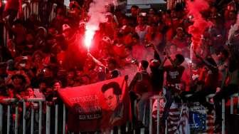 Kegembiraan para pemain timnas Indonesia yang didukung penuh suporter, saat menaklukkan timnas Thailand dalam laga final Piala AFF 2016 di Stadion Pakansari, Bogor, Jawa Barat, Rabu (14/12/2016) malam. [Suara.com/Kurniawan Mas'ud]