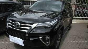 Mobil Toyota Fortuner berwarna hitam dengan nomor polisi B 15 DIL yang diamankan penyidik KPK dalam Operasi Tangkap Tangan (OTT) melibatkan pejabat Bakamla di Jakarta, tampak terparkir, Kamis (15/12/2016). [Suara.com/Oke Atmaja]