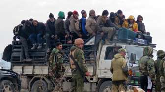 Ribuan orang di kota Aleppo menunggu dievakuasi.