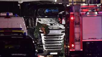 Truk Besar Hantam Bazar Natal di Berlin, 9 Orang Tewas