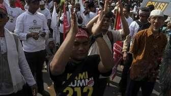 Massa dua kubu berunjuk rasa saat berlangsung sidang lanjutan kasus dugaan penodaan agama dengan terdakwa Gubernur DKI Jakarta nonaktif Basuki Tjahaja Purnama (Ahok), di depan PN Jakarta Utara, Jakarta, Selasa (20/12/2016). [Suara.com/Kurniawan Mas'ud]