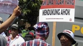 Massa dua kubu berunjuk rasa saat berlangsung sidang lanjutan kasus dugaan penodaan agama dengan terdakwa Gubernur DKI Jakarta nonaktif Basuki Tjahaja Purnama (Ahok), di depan PN Jakarta Utara, Jakarta, Selasa (20/12/2016). [Suara.com/Kurniawan Mas'ud]