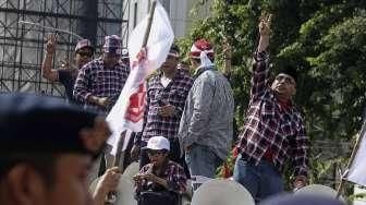 Massa dua kubu berunjuk rasa saat berlangsung sidang lanjutan kasus dugaan penodaan agama dengan terdakwa Gubernur DKI Jakarta nonaktif Basuki Tjahaja Purnama (Ahok), di depan PN Jakarta Utara, Jakarta, Selasa (20/12/2016). [Suara.com/Kurniawan Mas'ud]