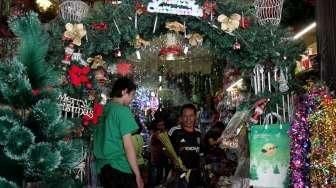 Sejumlah calon pembeli memilih pernak-pernik Natal di Pasar Asemka, Jakarta, Rabu (21/12/2016). [Suara.com/Oke Atmaja]