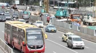 Sejumlah pekerja melakukan pengerjaan proyek MRT di kawasan Jalan Sudirman, Jakarta, Rabu (21/12/2016). [Suara.com/Oke Atmaja]