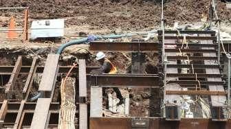 Sejumlah pekerja melakukan pengerjaan proyek MRT di kawasan Jalan Sudirman, Jakarta, Rabu (21/12/2016). [Suara.com/Oke Atmaja]