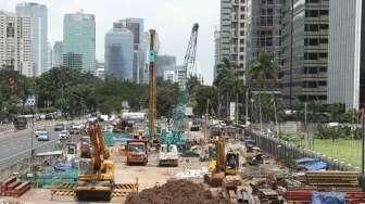 Sejumlah pekerja melakukan pengerjaan proyek MRT di kawasan Jalan Sudirman, Jakarta, Rabu (21/12/2016). [Suara.com/Oke Atmaja]