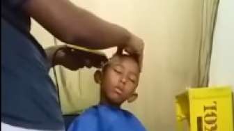 Kocak! Bocah Tertidur saat Dipotong Rambut, Hasilnya...