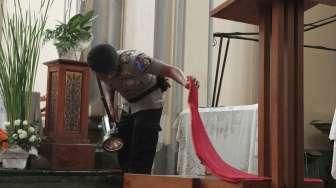Aparat gabungan dari Polda Metro Jaya melakukan sterilisasi sebelum Misa Natal di Gereja Katedral, Jakarta, Sabtu (24/12/2016).