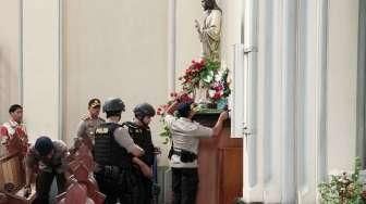 Aparat gabungan dari Polda Metro Jaya melakukan sterilisasi sebelum Misa Natal di Gereja Katedral, Jakarta, Sabtu (24/12/2016).
