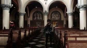 Aparat gabungan dari Polda Metro Jaya melakukan sterilisasi sebelum Misa Natal di Gereja Katedral, Jakarta, Sabtu (24/12/2016).
