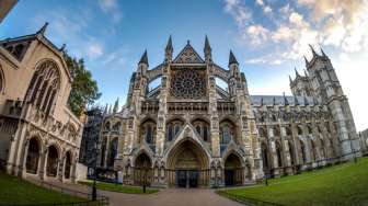 Melihat Bagian dalam Westminster Abbey Tempat Penobatan Raja Charles III dengan Video 360