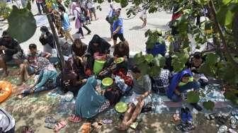 Pengunjung dari berbagai daerah memadati Pantai Festival di kawasan wisata Taman Impian Jaya Ancol, Jakarta, Minggu (25/12/2016). [Suara.com/Kurniawan Mas'ud]