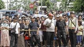 Petugas Kepolisian melakukan olah TKP di lokasi tempat terjadinya pembunuhan sadis yang menewaskan 6 orang di Perumahan Pulo Mas Utara, Pulogadung, Jakarta, Selasa (27/12/2016).