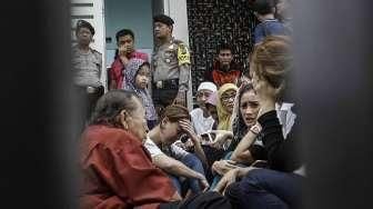 Petugas Kepolisian melakukan olah TKP di lokasi tempat terjadinya pembunuhan sadis yang menewaskan 6 orang di Perumahan Pulo Mas Utara, Pulogadung, Jakarta, Selasa (27/12/2016).