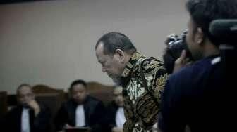 Ketua Kadin Jawa Timur La Nyalla Mahmud Mattalitti saat menjalani sidang putusan di Pengadilan Tipikor, Jakarta, Selasa (27/12/2016). 