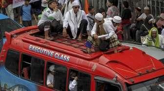 Massa dari berbagai ormas Islam menggelar aksi di depan gedung Pengadilan Negeri Jakarta Pusat, Selasa (27/12/2016). [Suara.com/Kurniawan Mas'ud]