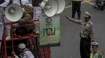 Massa dari berbagai ormas Islam menggelar aksi di depan gedung Pengadilan Negeri Jakarta Pusat, Selasa (27/12/2016). [Suara.com/Kurniawan Mas'ud]