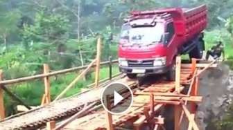 Horor! Sopir Truk Nekat Sebrangi Jembatan Reyot
