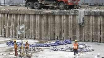 Sejumlah pekerja menyelesaikan proyek revitalisasi sungai di kawasan wisata Kota Tua, Jakarta, Rabu (28/12/2016). [Suara.com/Kurniawan Mas'ud]